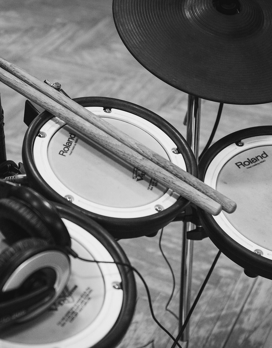 music-black-and-white-white-photography-wheel-headphone-178769-pxhere.com