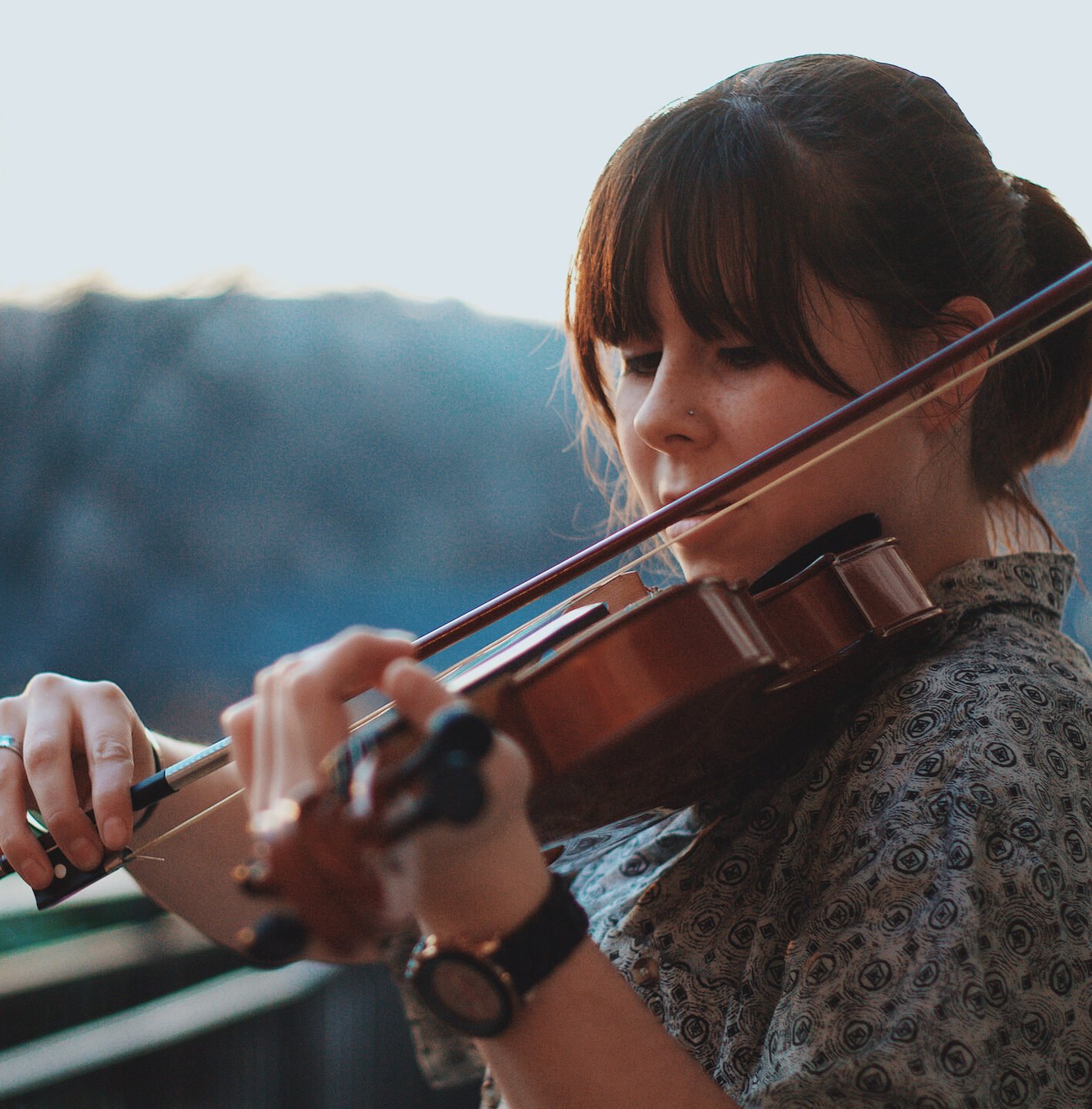 woman playing violin image for violin course