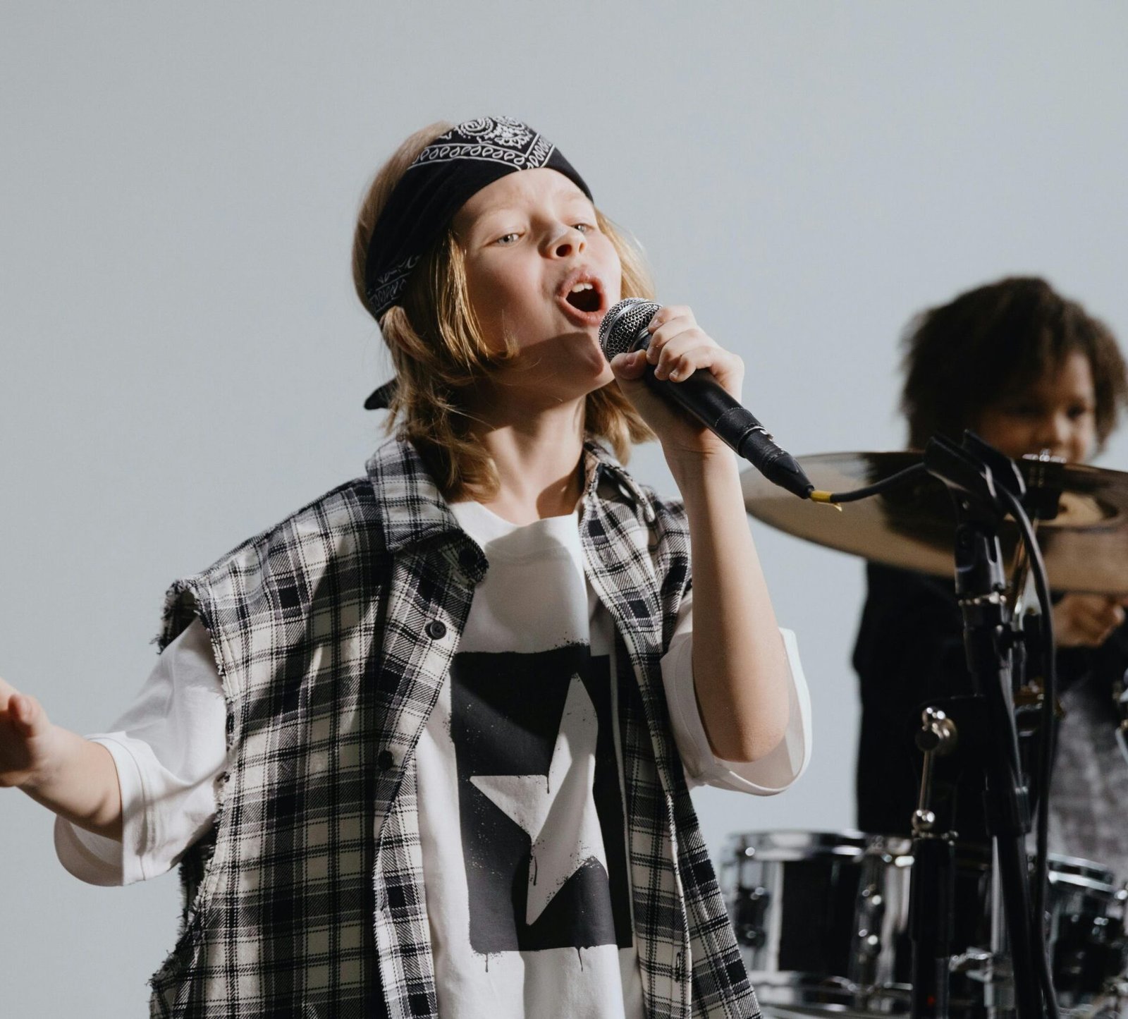 kids singing togheter in music play band image for music lab caldiero